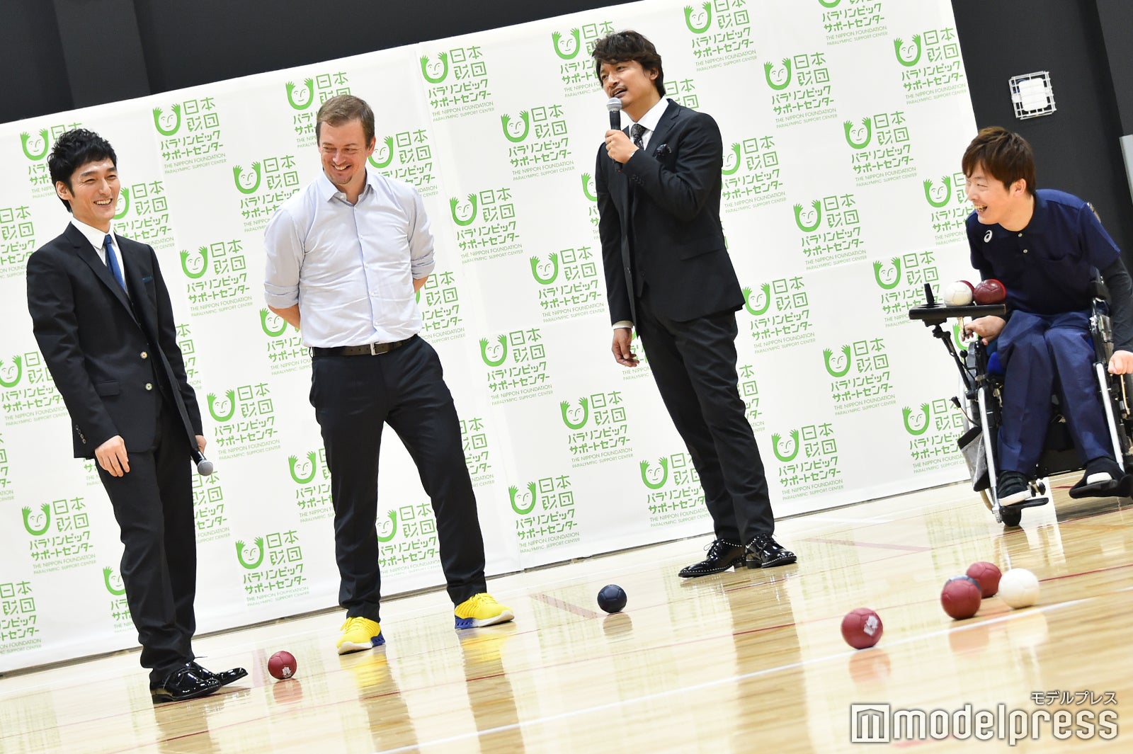 狙いを外してしまい香取に叱られる草なぎ （C）モデルプレス