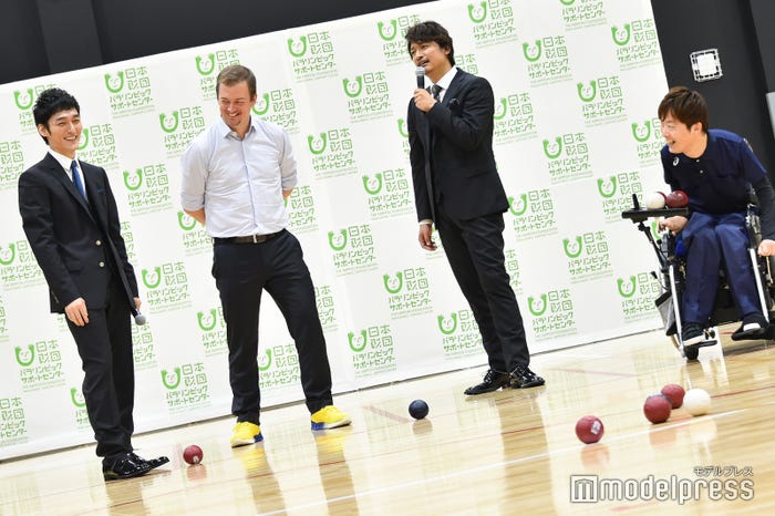 狙いを外してしまい香取に叱られる草なぎ (C)モデルプレス