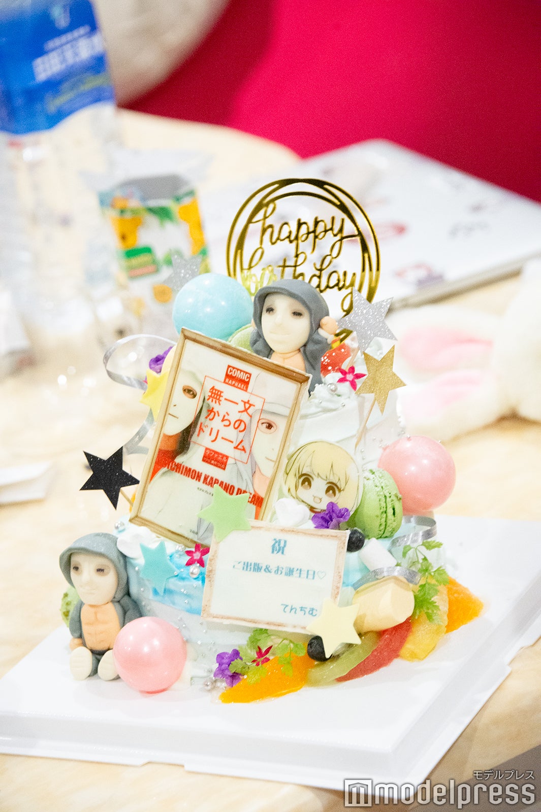 ラファエルへのバースデーケーキ（C）モデルプレス