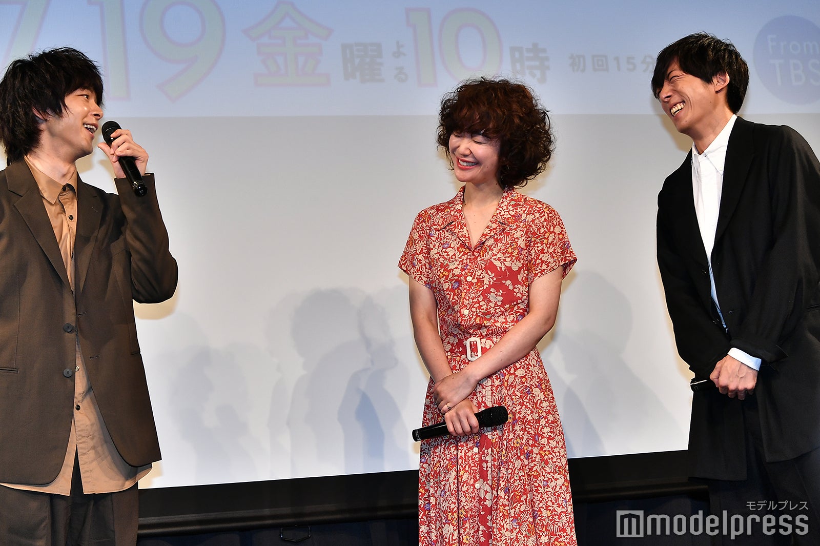 中村倫也のモノマネに笑う黒木華、高橋一生 （C）モデルプレス