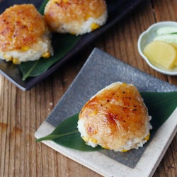 コクうま 味噌バターコーン焼きおにぎり モデルプレス