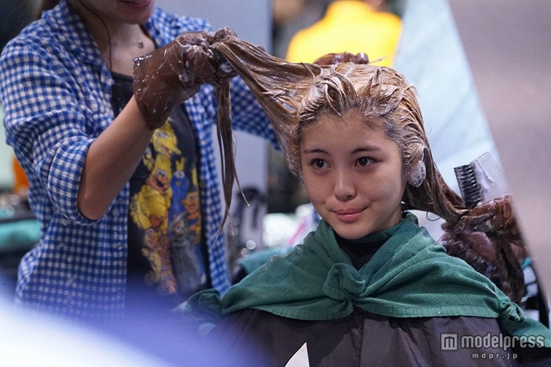 浜辺美波／染髪中の様子（C）フジテレビ