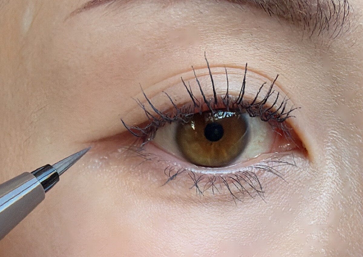 アイラインを引く