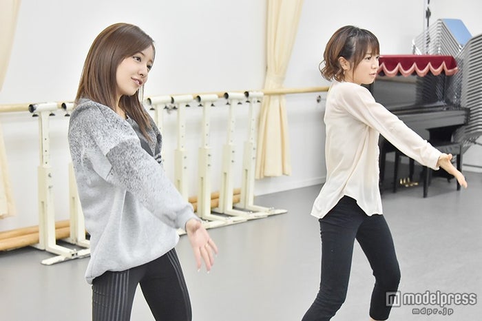 板野友美 紺野あさ美アナ 激しい ギミギミ ダンスで初共演 お互いの印象明かす モデルプレス 板野友美 紺野あさ美アナ 激しい ギミギミ ダンスで初共演 お互いの印象明かす モデルプレス