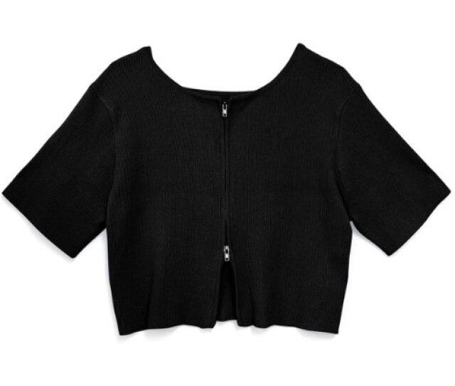 GRL　ダブルジップトップス　肌見せ　モノトーンコーデ　asuka　イラスト　Wジップショート丈ニットトップス