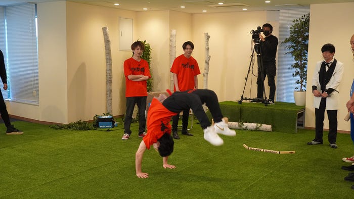 (中央)菅田琳寧、(奥左から)矢花黎、佐々木大光 (C)TOKYO MX