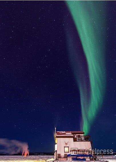 想像を超えた絶景にうっとり オーロラの下の湖にポツンと浮かぶ…