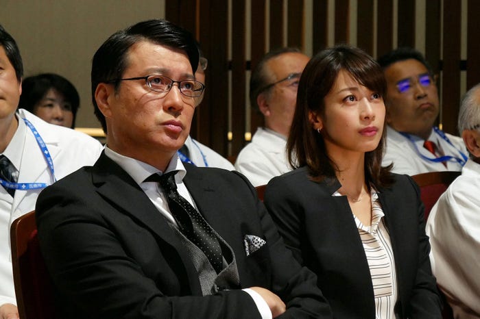 加藤浩次、加藤綾子/「ブラックペアン」第5話より(C)TBS