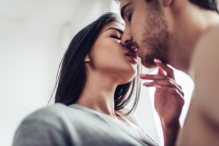 これはたまらん！男性が彼女にキスしたくなる瞬間とは