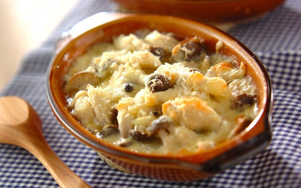 ホワイトソースなしでもクリーミー！　お餅のキノコグラタン風