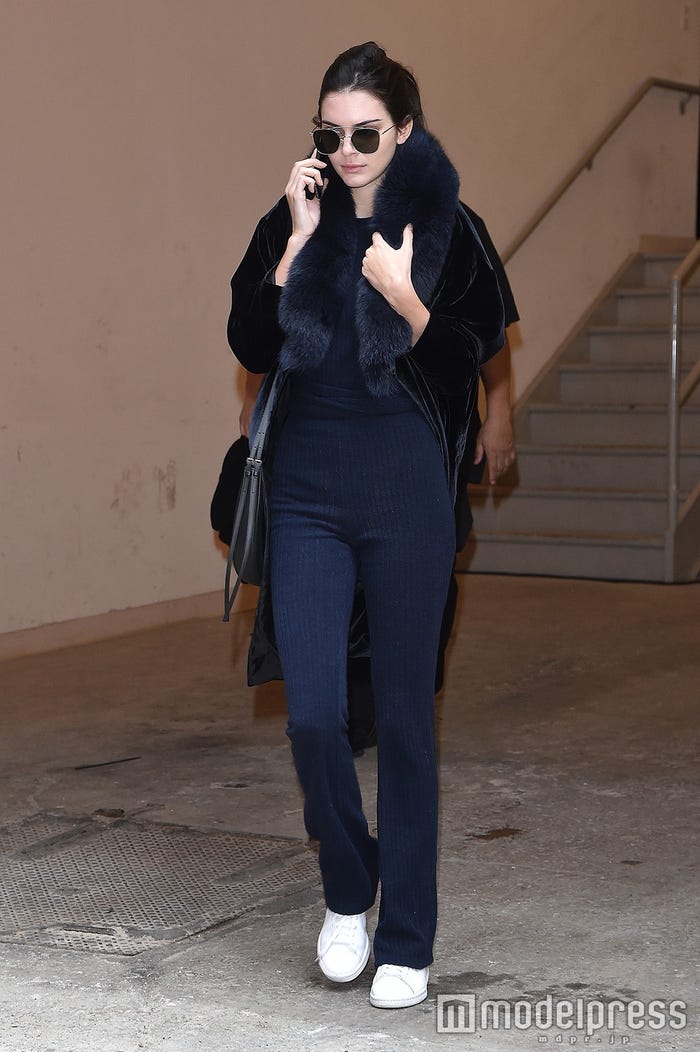 ネイビーにも映える足元/photo:Getty Images