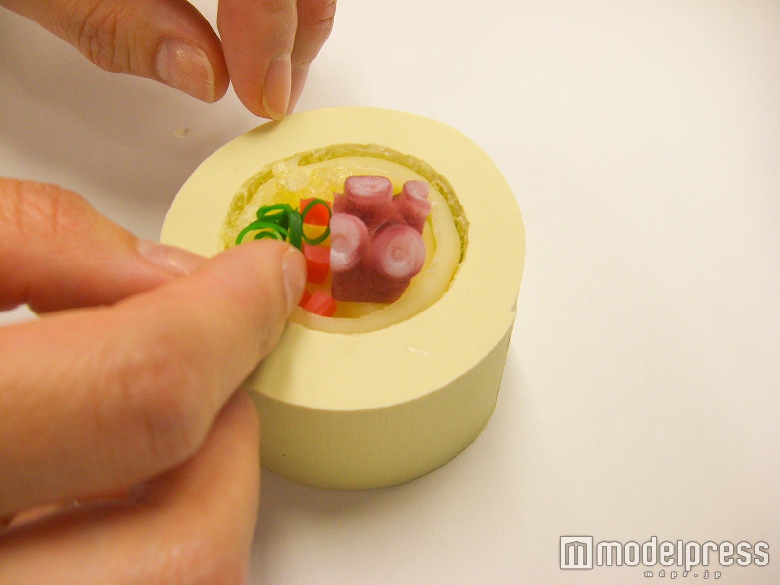 型に入れて飾り付け／画像提供：白ハト食品工業