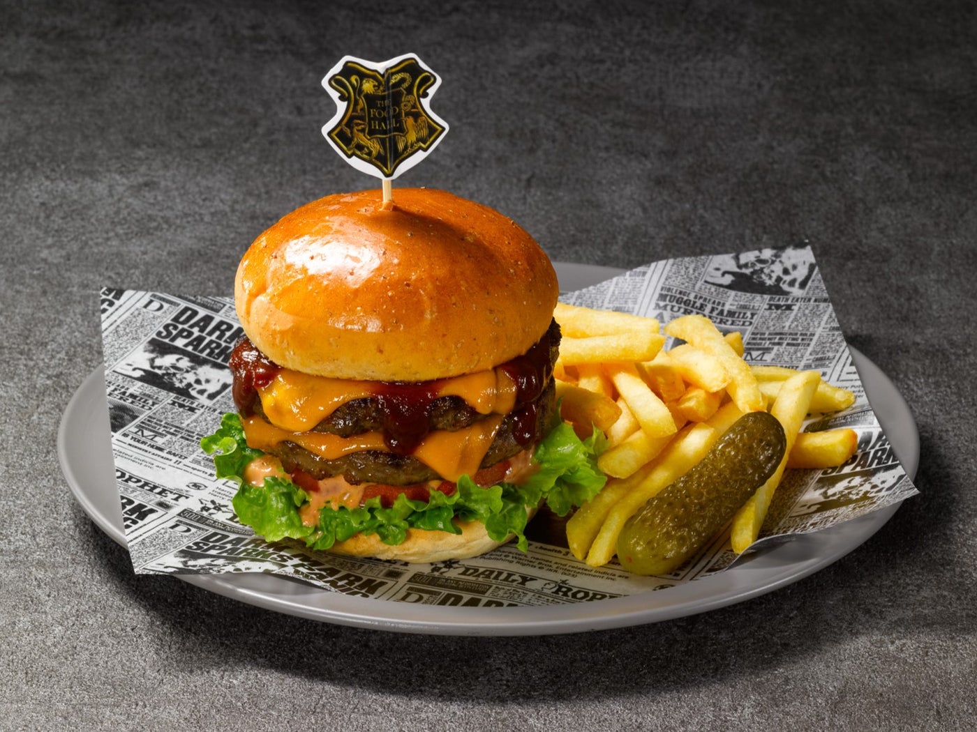 ダブルチーズバーガー​　2,200円（税込）（提供写真）