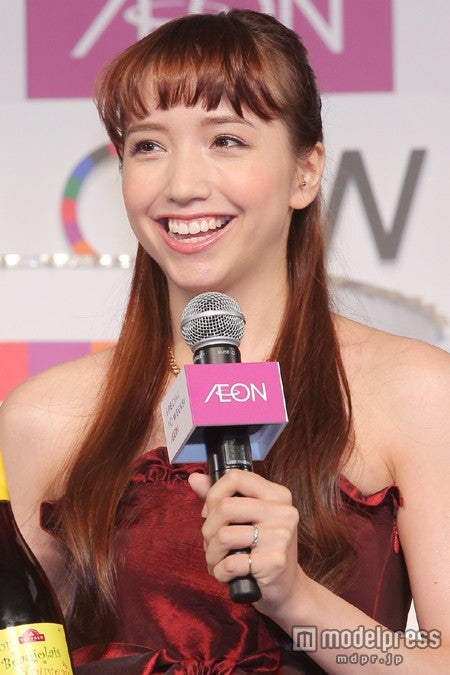 豊田エリー セクシードレスでうっとり美肌披露 モデルプレス