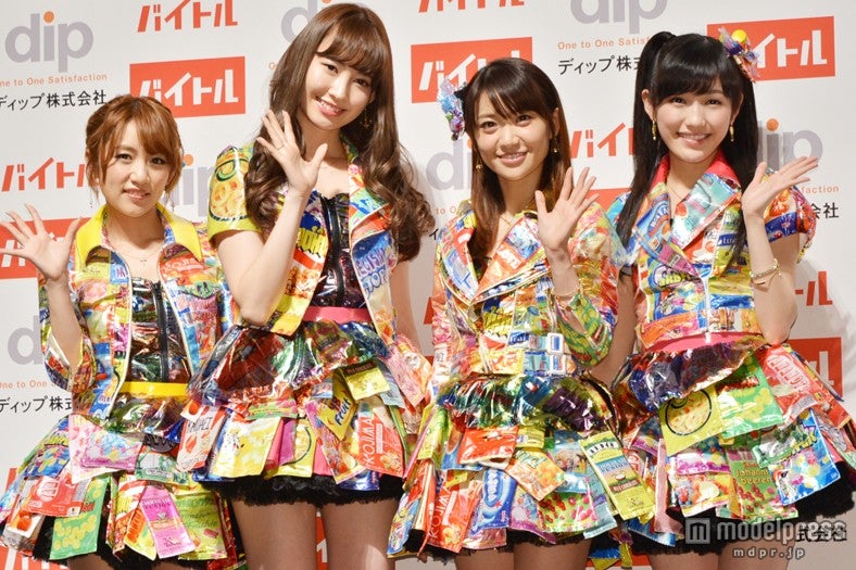 左から：高橋みなみ、小嶋陽菜、大島優子、渡辺麻友