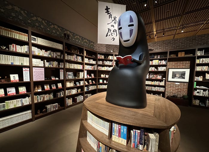 本棚コーナー(C)Hayao Miyazaki(C)Toshio Suzuki