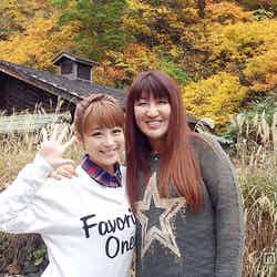 紅葉真っ盛りの秋田を訪れる(左から)鈴木奈々、北斗晶【モデルプレス】