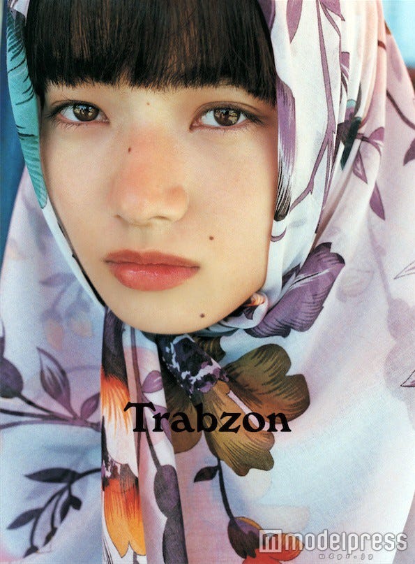 小松菜奈1st写真集『Trabzon』(発売中)より/画像提供:SDP
