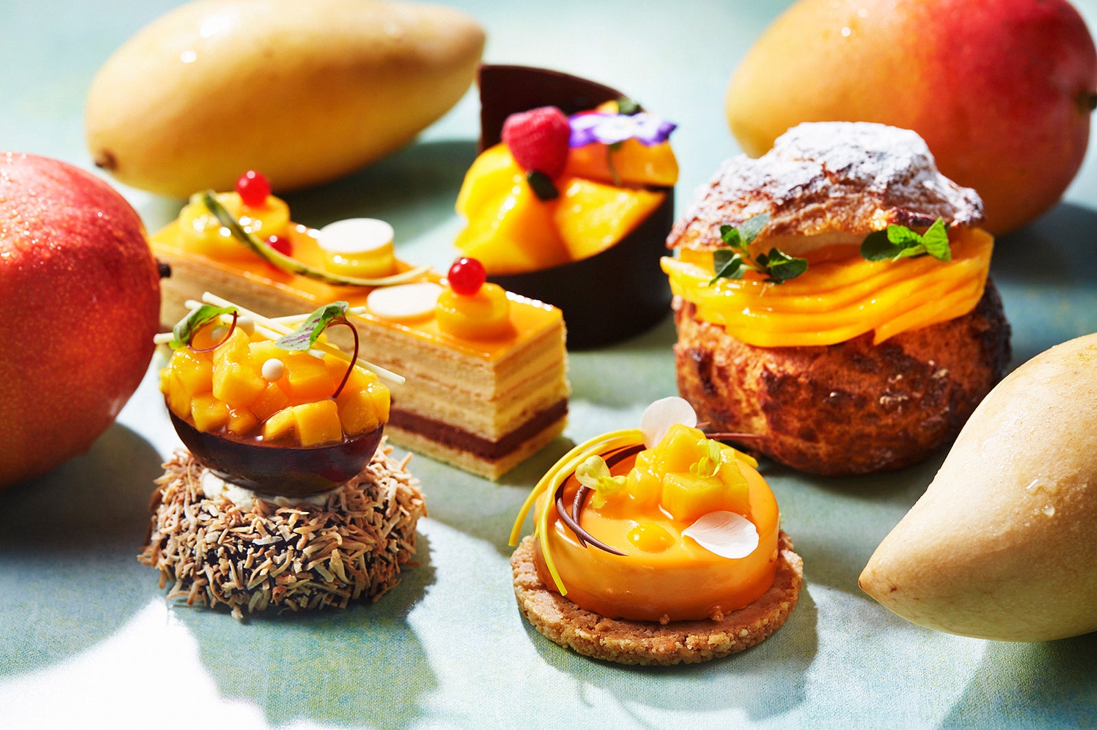 完熟マンゴーを贅沢に使用したスイーツ（パティスリーSTRESSED）／画像提供：インターコンチネンタルホテル大阪