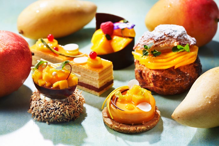 完熟マンゴーを贅沢に使用したスイーツ（パティスリーSTRESSED）／画像提供：インターコンチネンタルホテル大阪