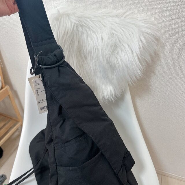 ソフトパフィーショルダーバッグ　BLACK　大き目のベルト