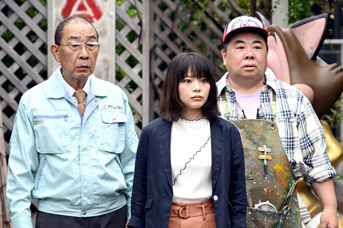 でんでん、岸井ゆきの、塚地武雅「アトムの童」第1話より(C)TBS