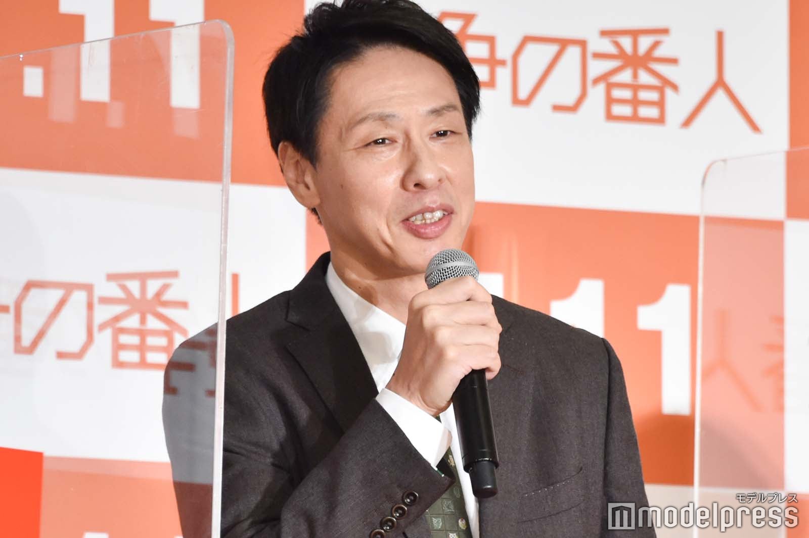 祝福に恐縮する大倉孝二 （C）モデルプレス