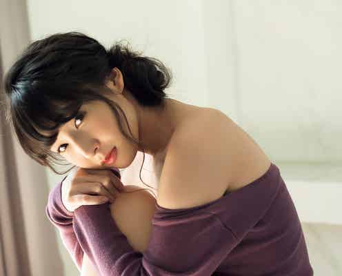 川崎あや、艷やか美肌で魅了