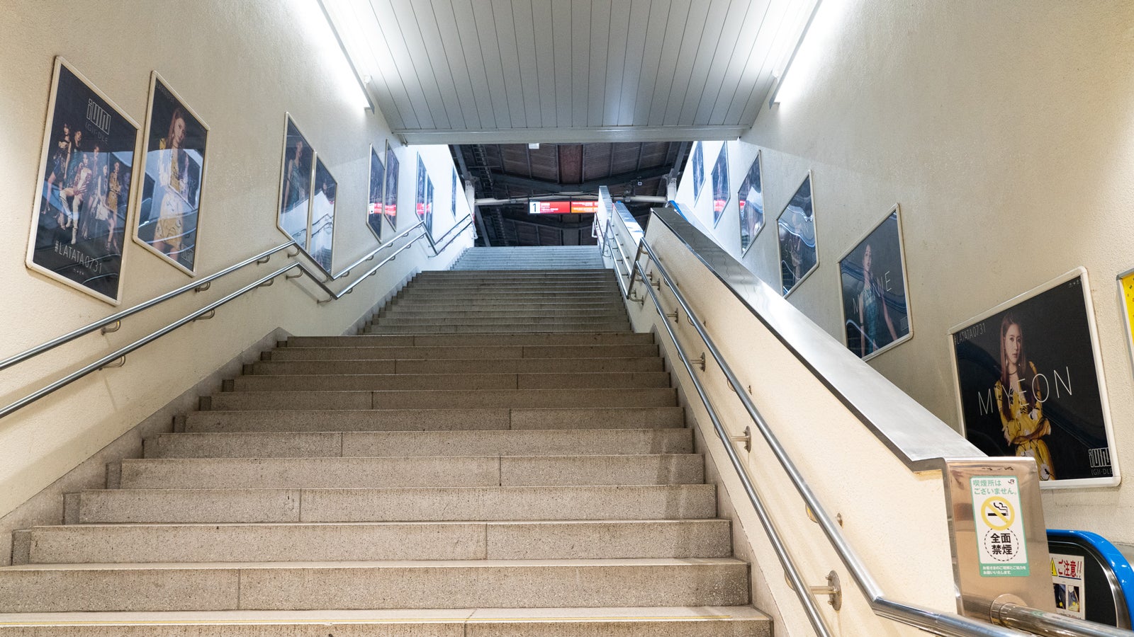 海浜幕張駅構内の様子 （提供写真）
