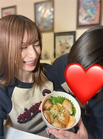 おかもとまり、息子との仲良し親子ショット公開 手作りの漬けホタテ丼を手に笑顔