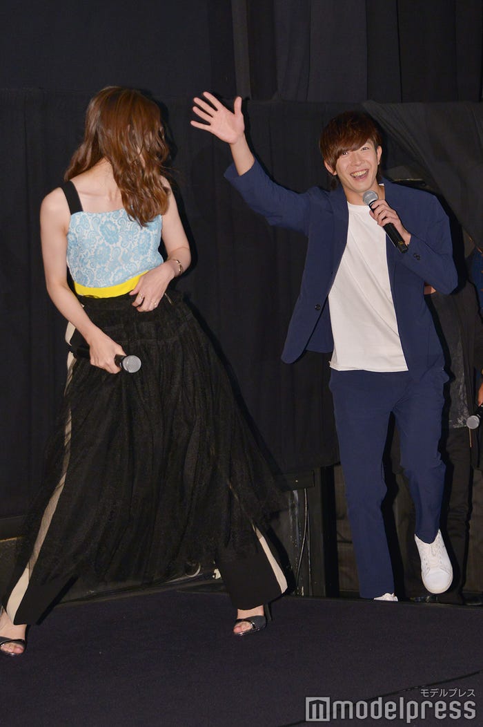 ハイテンションな田村侑久に驚く足立梨花 (C)モデルプレス