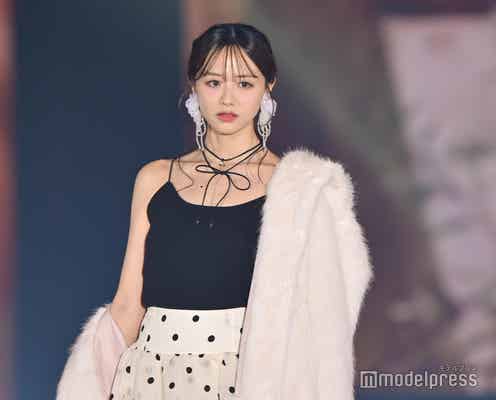 森香澄、大胆な肩落としスタイル SEXYにランウェイ登場【ガルアワ2025AW】