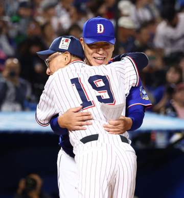 「泣いた」ヤクルト・池山監督が退任の中日・井上監督を抱き締める リスペクトの思い伝える 「プロ野球の監督は大変だ」