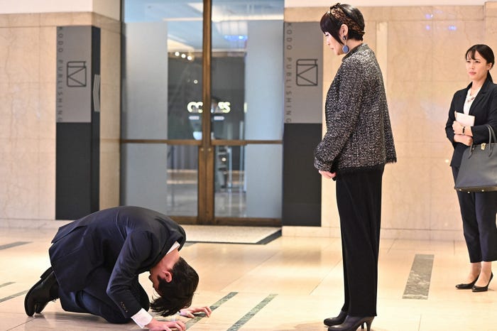 坂口健太郎、西尾まり/「婚姻届に判を捺しただけですが」第9話より(C)TBS