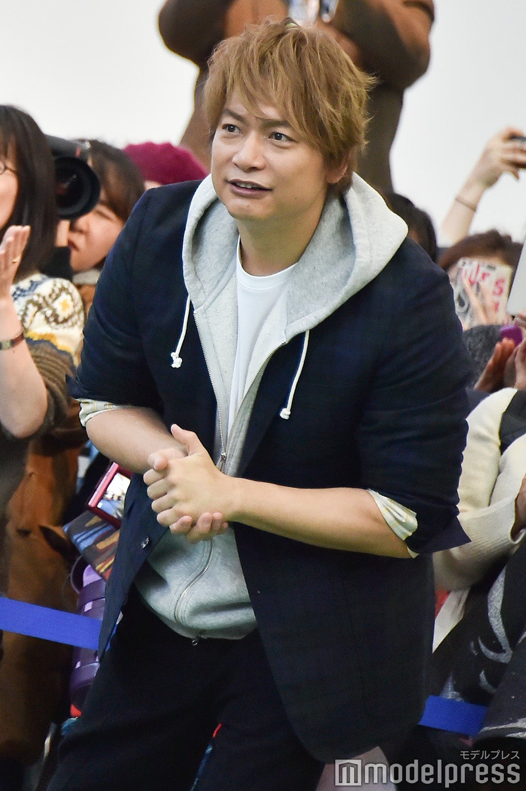 まじまじと的を見つめる香取慎吾 （C）モデルプレス