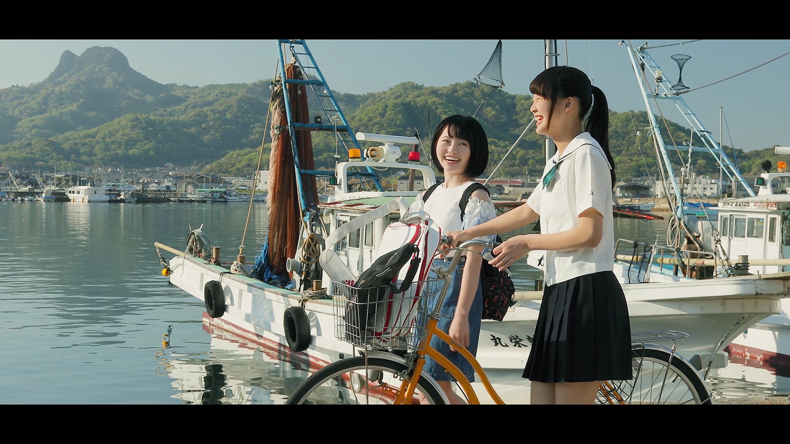 森香穂・福田朱里／香川県高松市庵治町『庵治漁港』 （C）AKS