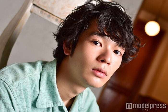 山崎賢人出演cmで注目 岩井拳士朗が気になる 抜擢続くネクストブレイクの素顔とは モデルプレス