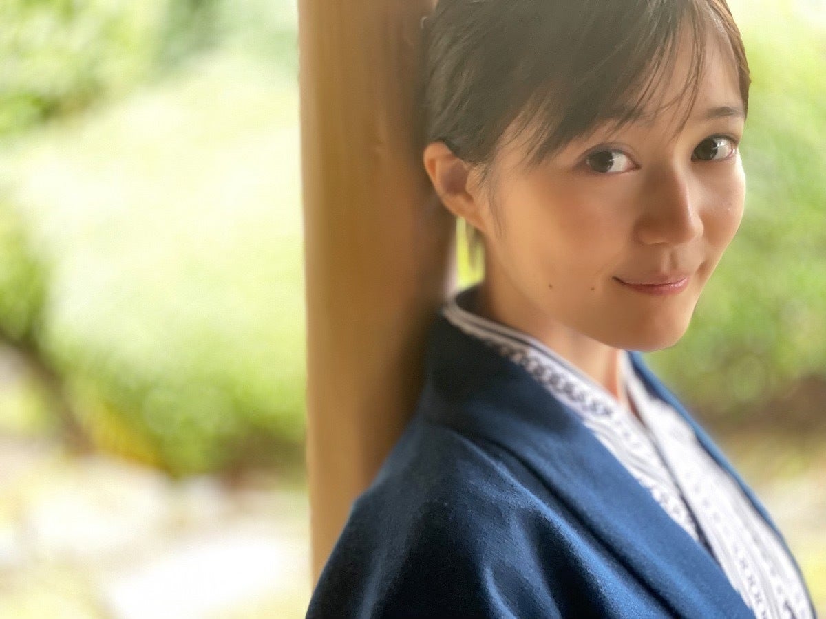 湯上がりでしっとりした笑顔を見せる生田絵梨花（提供写真）