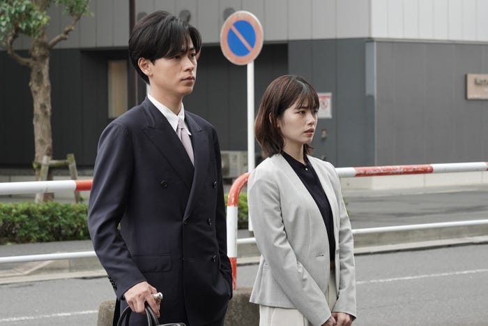 成田凌、小芝風花「転職の魔王様」第2話より(C)カンテレ
