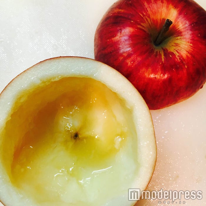 りんごをくり抜いていきましょう/画像提供:柏原歩