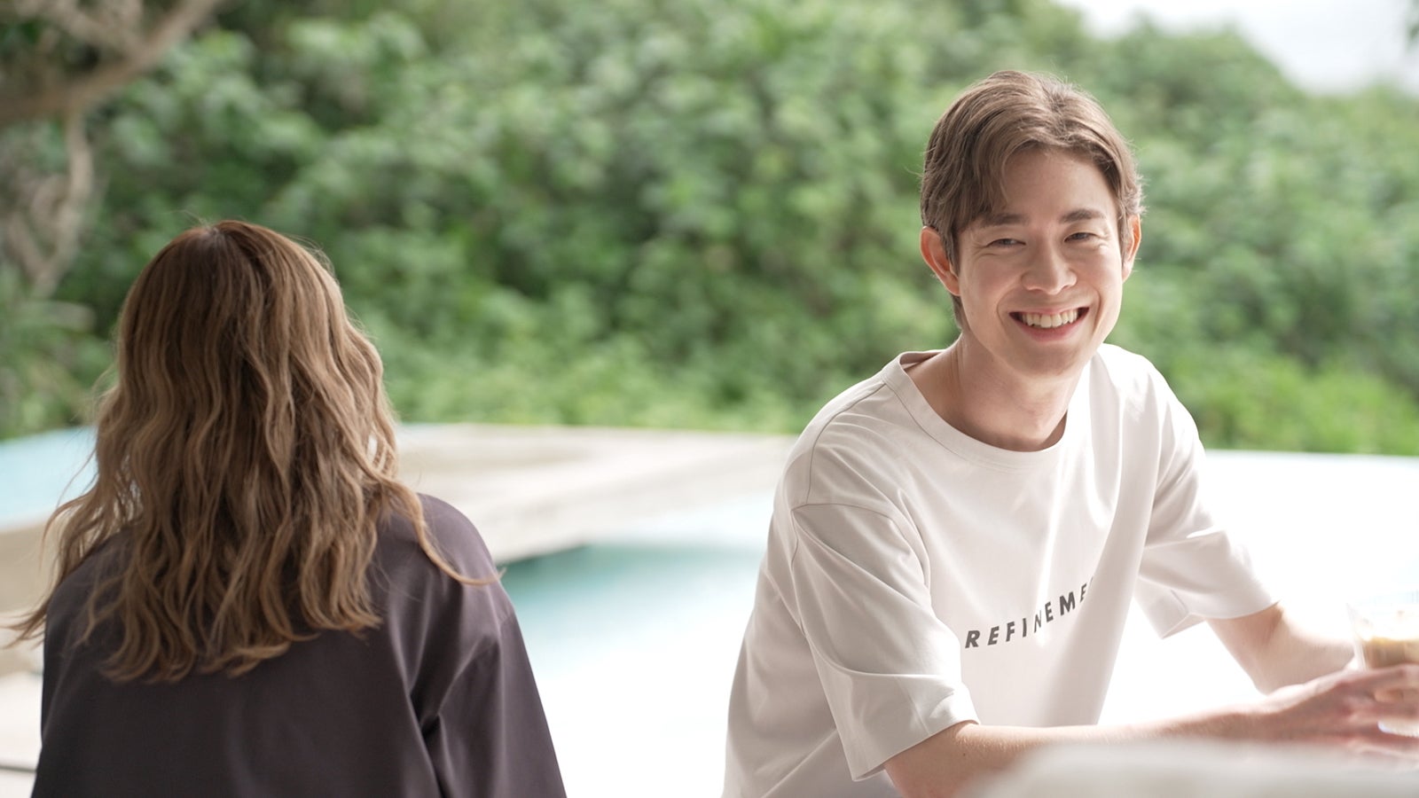 吉高由里子、宮沢氷魚／新TVCM「リッチクリーンTeeは、まちがいない服。海の見える部屋篇」メイキングより（提供写真）