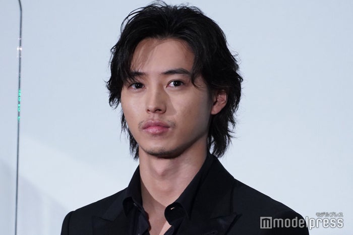 山崎賢人 髭姿でヘアカット報告 最高 かっこよすぎ とファン歓喜 モデルプレス