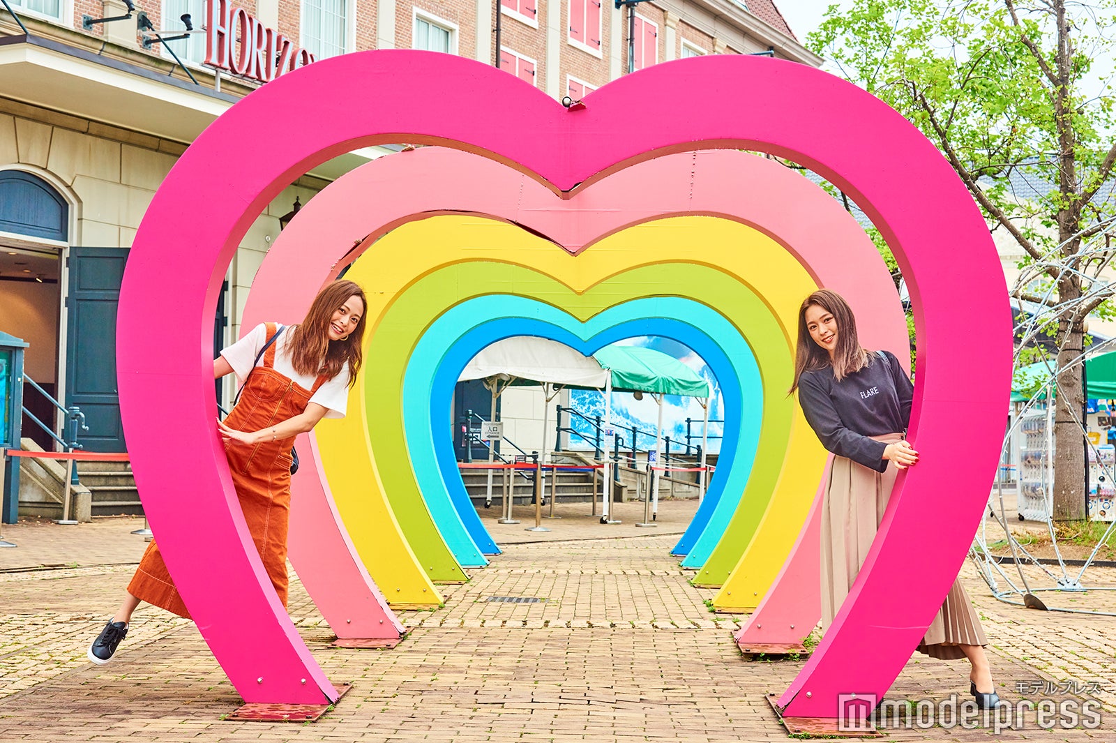 ハート形のモニュメントが連続して並ぶハートトンネルで記念撮影を（C）モデルプレス