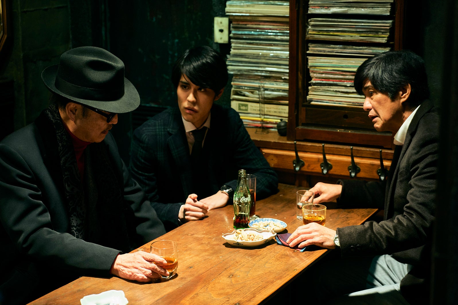 石橋蓮司、寬一郎、佐藤浩市（C）2019「一度も撃ってません」フィルムパートナーズ