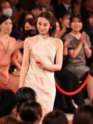 長沢まさみは光沢感 北川景子は肩出し 広瀬すずは着物 豪華俳優勢が個性豊かな衣装で魅了 日本アカデミー賞授賞式