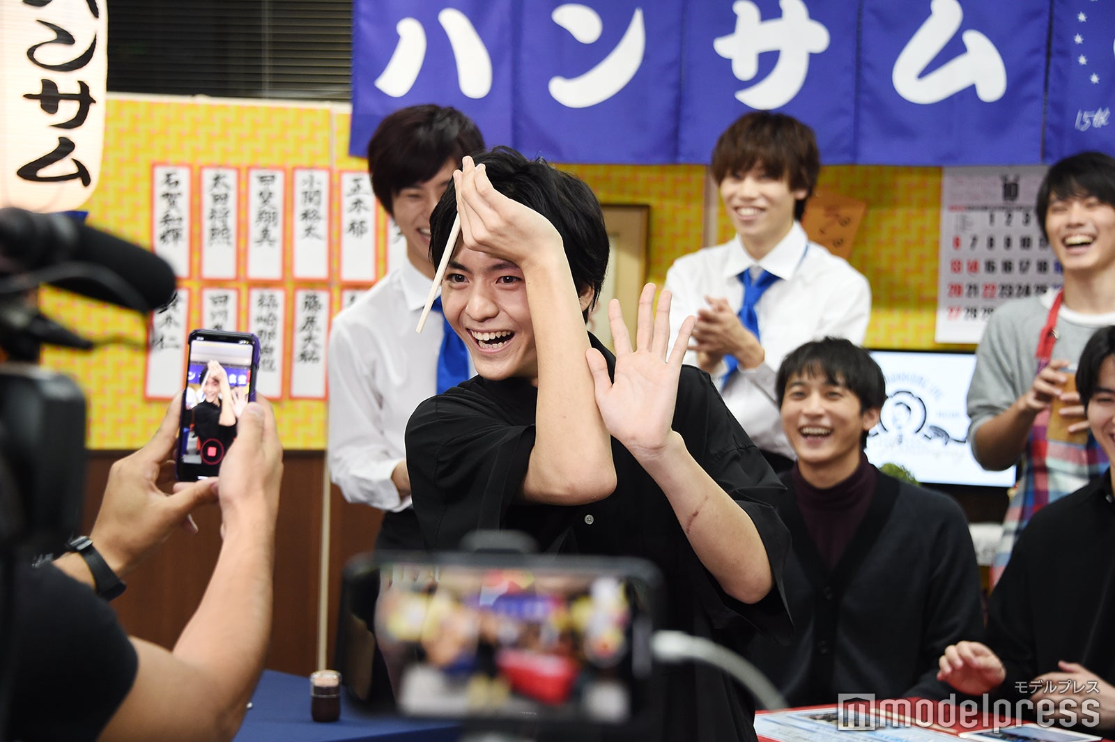 「特技：ヌンチャク」を生かした決めポーズを披露する田川隼嗣（C）モデルプレス