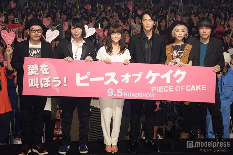 映画「ピース オブ ケイク」の舞台挨拶／（左から）田口トモロヲ監督、峯田和伸、多部未華子、綾野剛、加藤ミリヤ、大友良英氏
