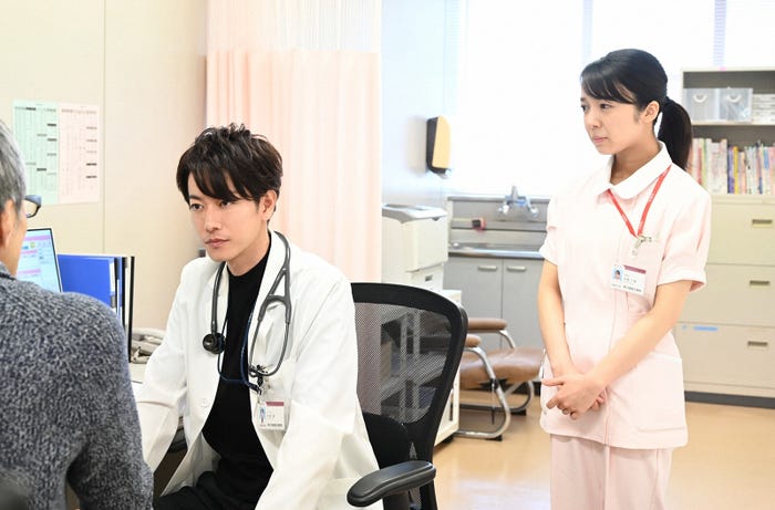 佐藤健、上白石萌音/「恋はつづくよどこまでも」第9話より(C)TBS