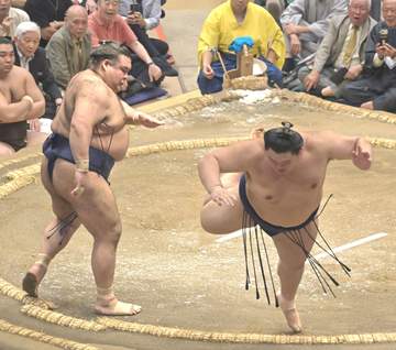 「両者驚愕の身体能力」大の里－高安は壮絶決着 大の里こらえきれず最後は飛ぶ、高安はくるり1回転で金星にネット沸く「負け方が派手」「高安が土俵から出るかと横目でみながら落ちる大の里」