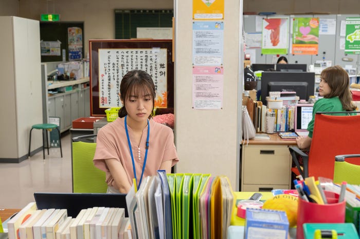 田辺桃子、矢吹奈子「癒やしのお隣さんには秘密がある」第5話より(C)日本テレビ